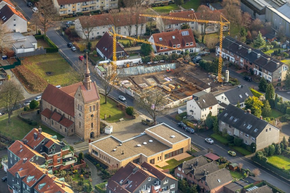 Luftaufnahme Bochum - Kirchengebäude der St. Vinzentius-Kirche im Ortsteil Harpen in Bochum im Bundesland Nordrhein-Westfalen, Deutschland