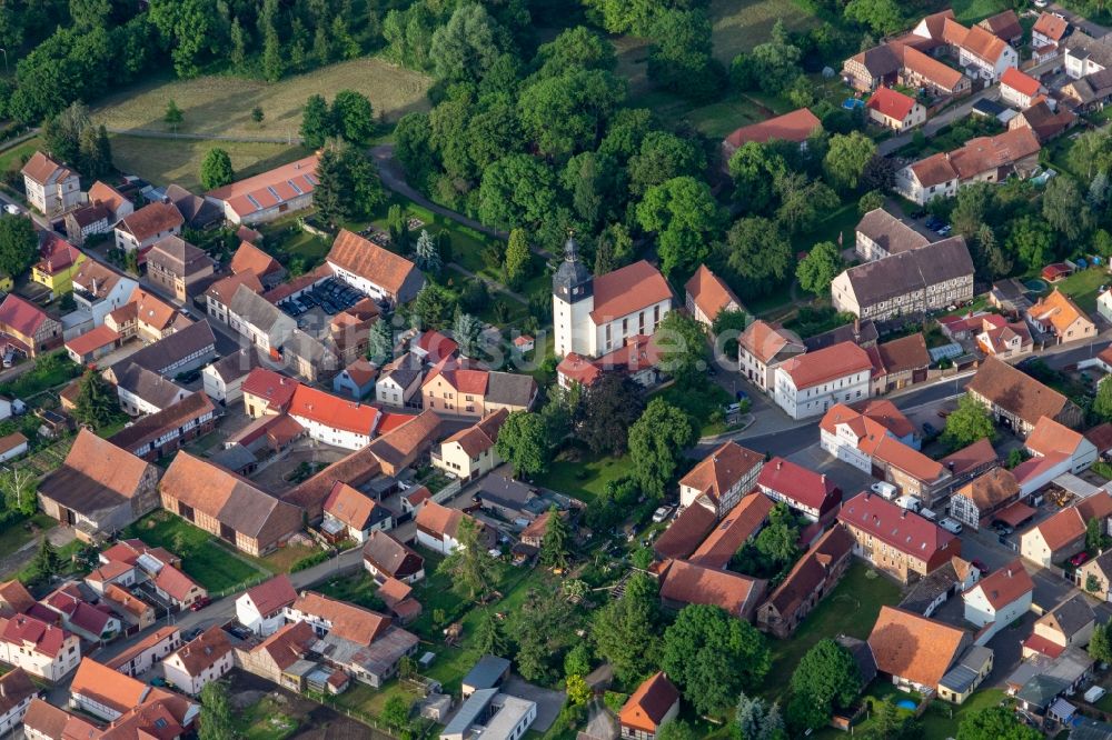 Brüheim von oben - Kirchengebäude St. Vitus in der Dorfmitte in Brüheim im Bundesland Thüringen, Deutschland