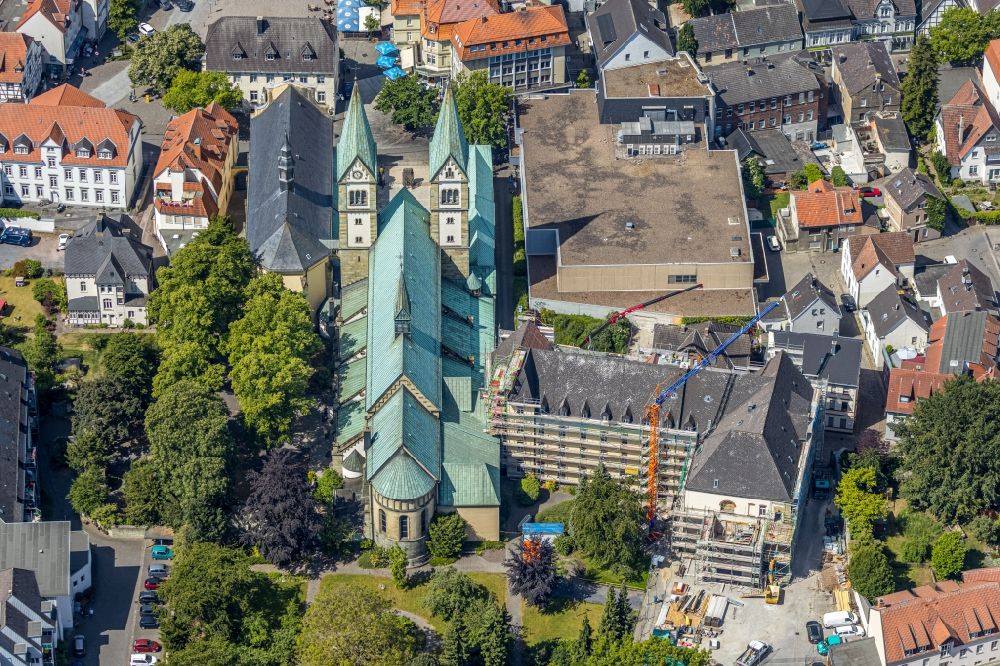 Werl von oben - Kirchengebäude Wallfahrtsbasilika Mariä Heimsuchung an der Walburgisstraße in Werl im Bundesland Nordrhein-Westfalen