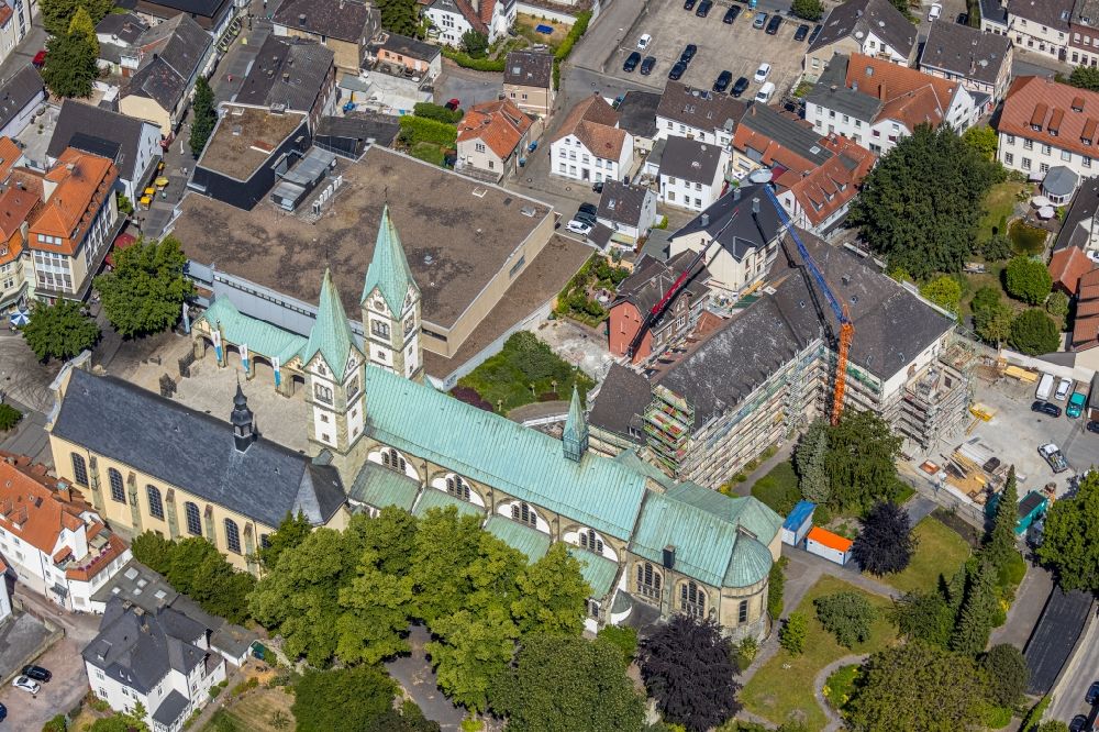 Luftbild Werl - Kirchengebäude Wallfahrtsbasilika Mariä Heimsuchung an der Walburgisstraße in Werl im Bundesland Nordrhein-Westfalen