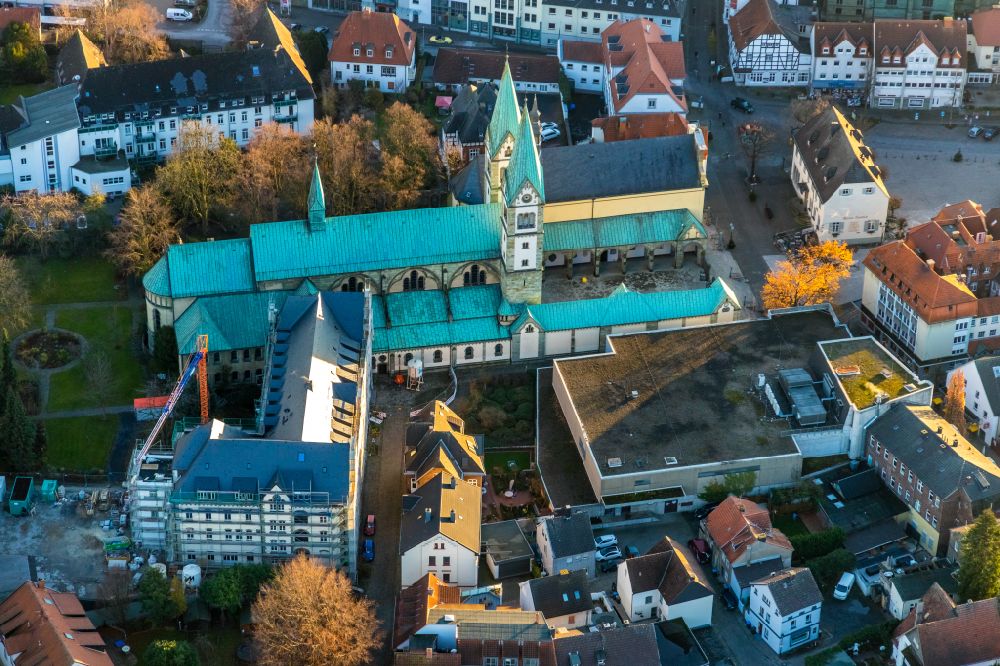 Werl von oben - Kirchengebäude Wallfahrtsbasilika Mariä Heimsuchung in Werl im Bundesland Nordrhein-Westfalen, Deutschland
