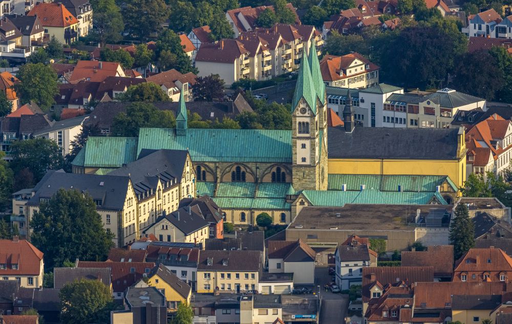 Luftaufnahme Werl - Kirchengebäude Wallfahrtsbasilika Mariä Heimsuchung in Werl im Bundesland Nordrhein-Westfalen, Deutschland