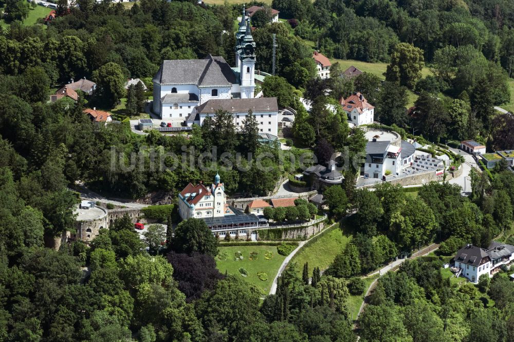 Luftbild Linz - Kirchengebäude der Wallfahrtsbasilika - Sieben Schmerzen Mariae in Linz in Oberösterreich, Österreich