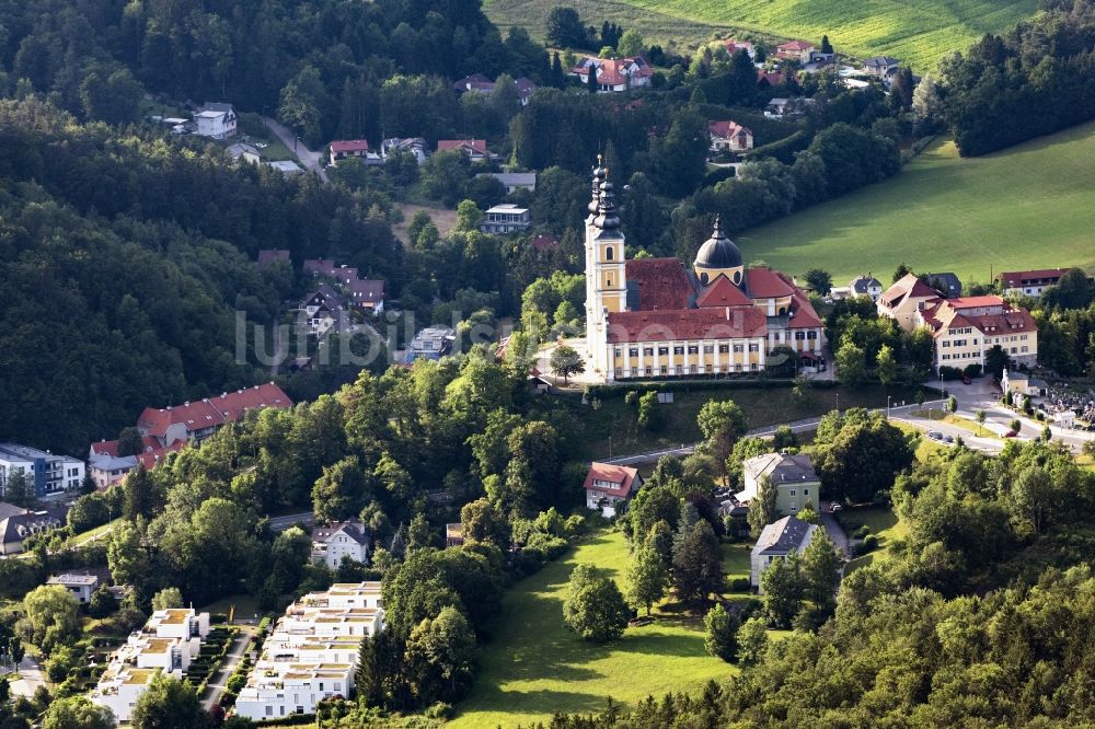 Luftaufnahme Graz - Kirchengebäude der Wallfahrtskirche Basilika Mariatrost in Graz in Steiermark, Österreich