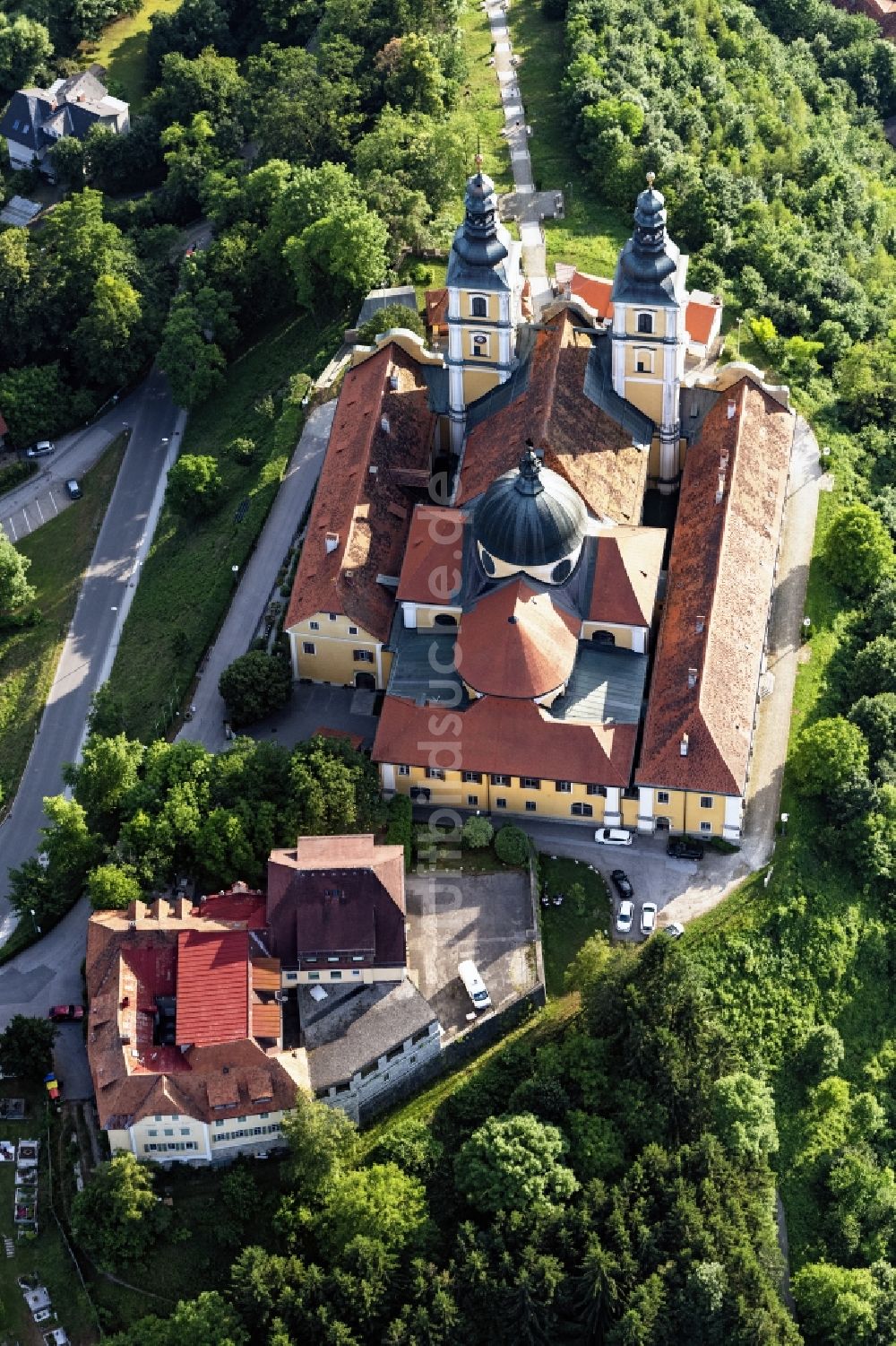 Graz von oben - Kirchengebäude der Wallfahrtskirche Basilika Mariatrost in Graz in Steiermark, Österreich