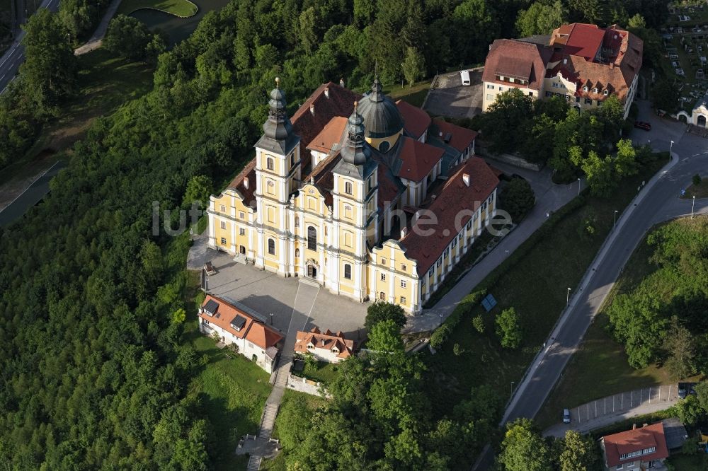 Luftaufnahme Graz - Kirchengebäude der Wallfahrtskirche Basilika Mariatrost in Graz in Steiermark, Österreich