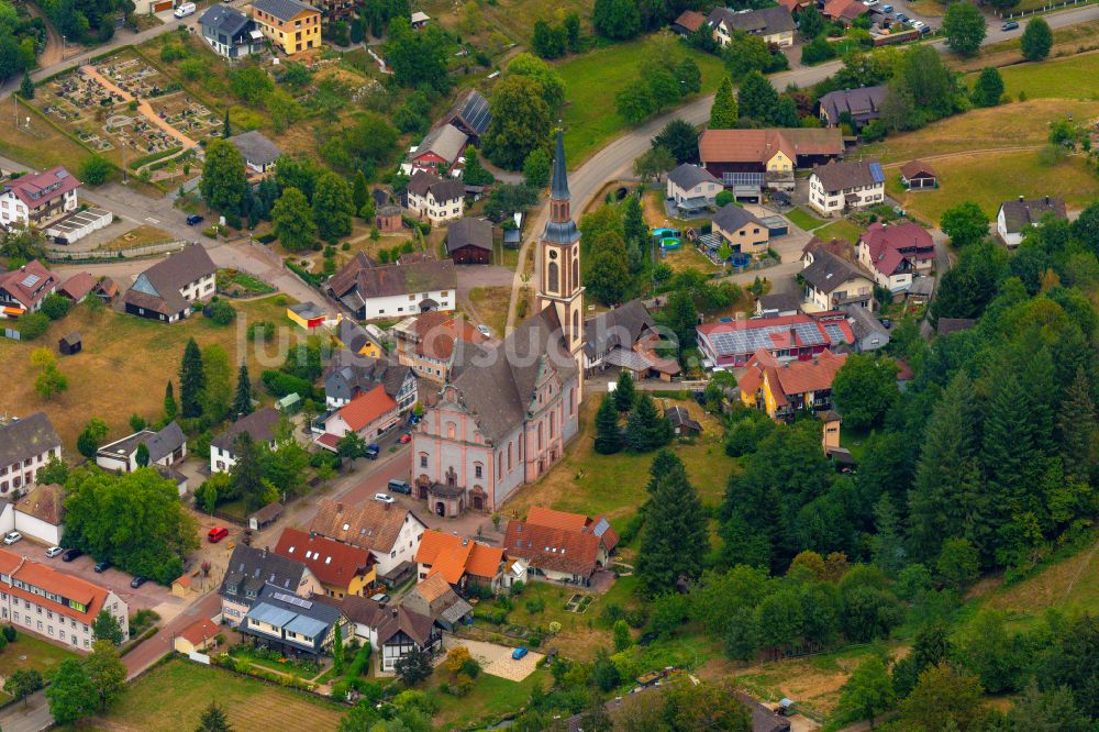 Ettenheimmünster von oben - Kirchengebäude Wallfahrtskirche St. Landelin in der Ortsmitte in Ettenheimmünster im Bundesland Baden-Württemberg, Deutschland