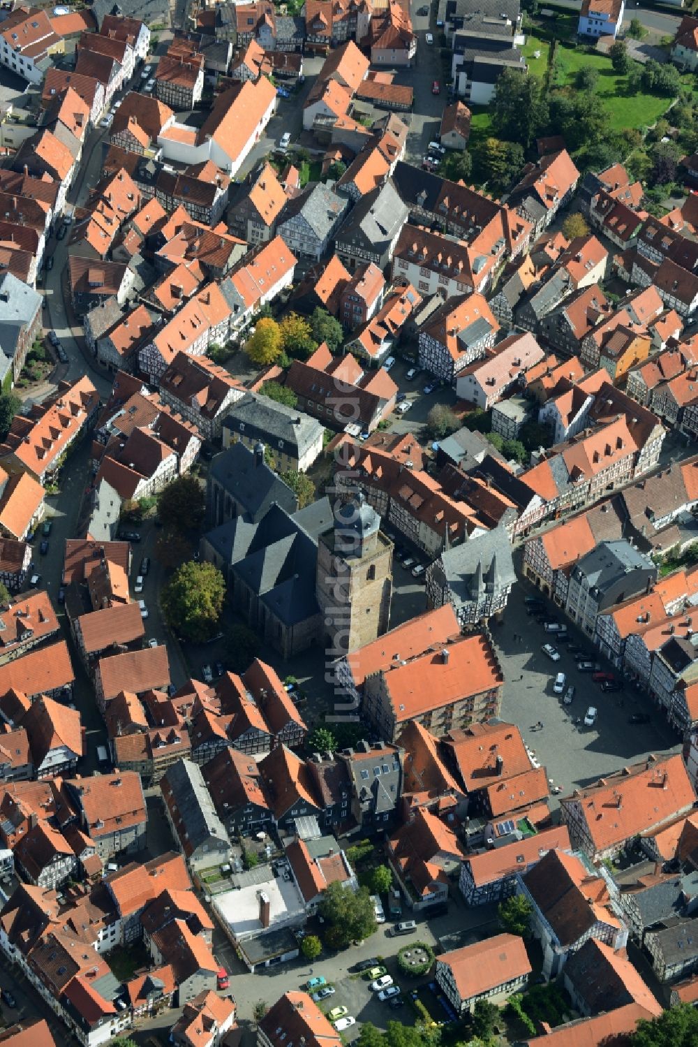 Alsfeld von oben - Kirchengebäude Walpurgiskirche im Altstadt- Zentrum in Alsfeld im Bundesland Hessen