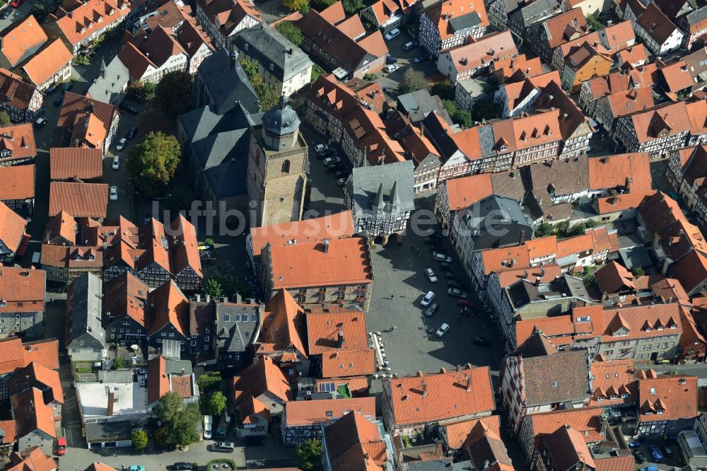 Alsfeld aus der Vogelperspektive: Kirchengebäude Walpurgiskirche im Altstadt- Zentrum in Alsfeld im Bundesland Hessen