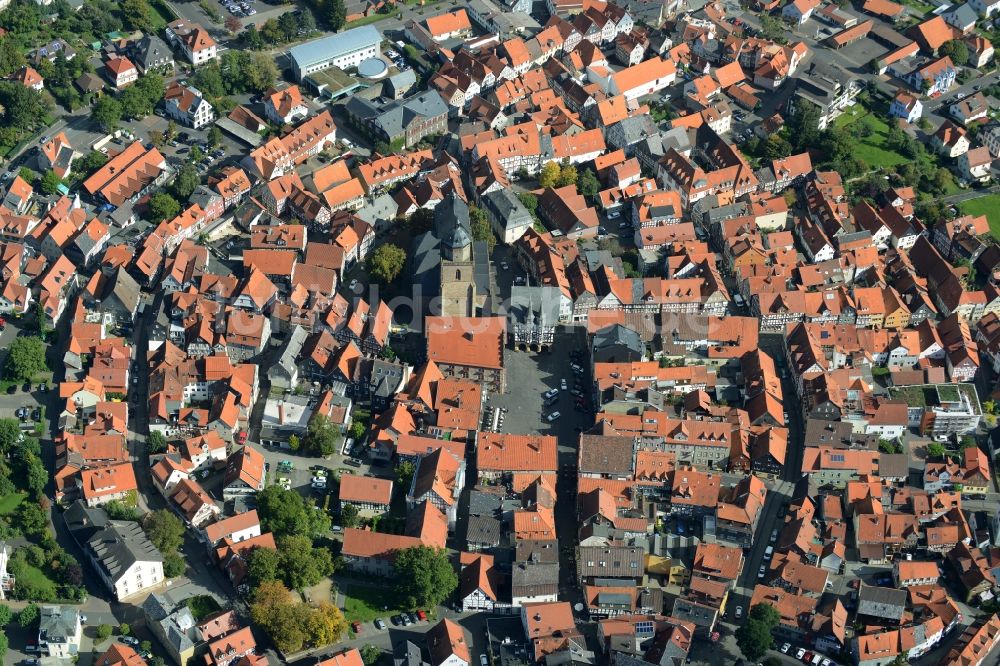 Luftaufnahme Alsfeld - Kirchengebäude Walpurgiskirche im Altstadt- Zentrum in Alsfeld im Bundesland Hessen