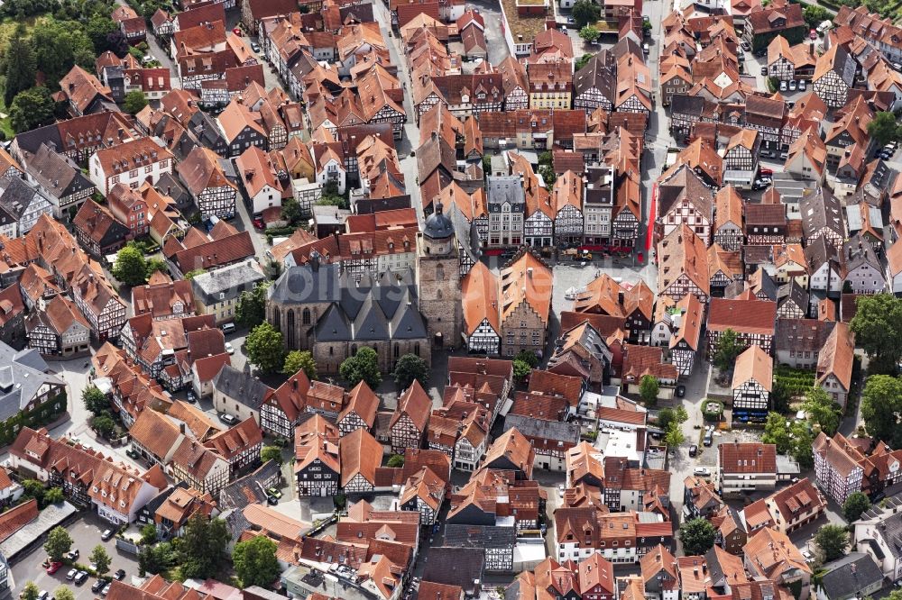 Luftbild Alsfeld - Kirchengebäude der Walpurgiskirche am Kirchplatz im Altstadt- Zentrum in Alsfeld im Bundesland Hessen, Deutschland