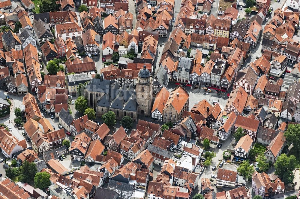Luftaufnahme Alsfeld - Kirchengebäude der Walpurgiskirche am Kirchplatz im Altstadt- Zentrum in Alsfeld im Bundesland Hessen, Deutschland