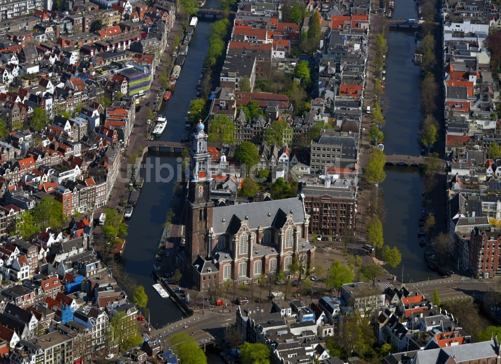 Amsterdam aus der Vogelperspektive: Kirchengebäude Westerkerk im Altstadt- Zentrum im Ortsteil Grachtengordel-West in Amsterdam in Noord-Holland, Niederlande