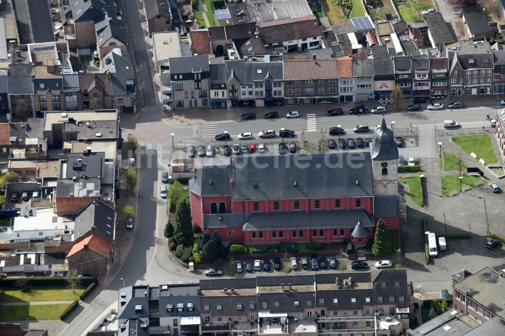 Luftbild Hoeselt - Kirchengebäude an der Wierookstraat im Altstadt- Zentrum in Hoeselt in Vlaanderen, Belgien