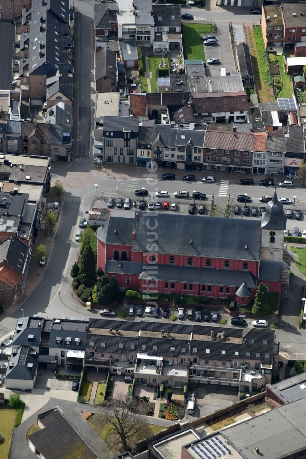 Luftaufnahme Hoeselt - Kirchengebäude an der Wierookstraat im Altstadt- Zentrum in Hoeselt in Vlaanderen, Belgien