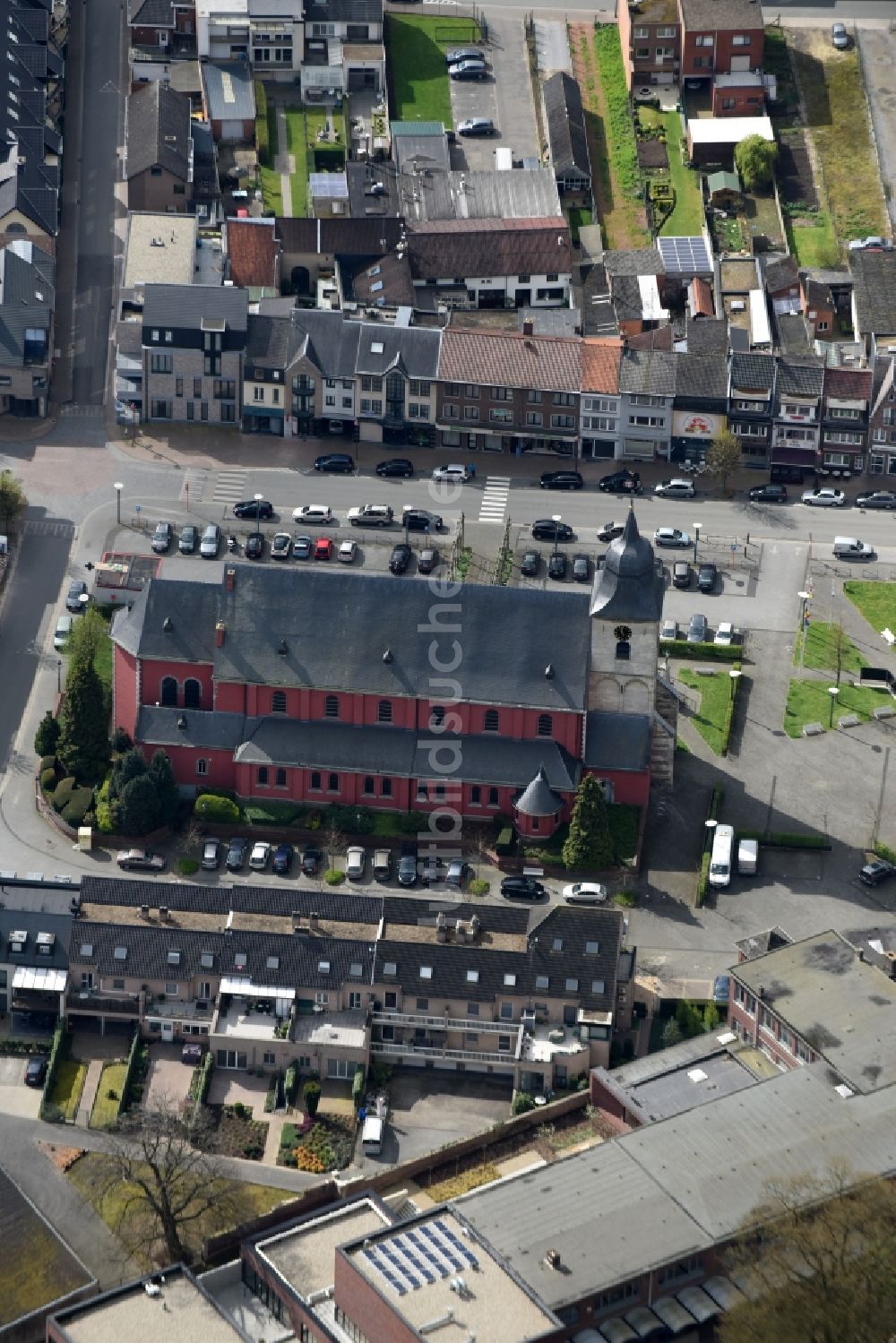 Hoeselt von oben - Kirchengebäude an der Wierookstraat im Altstadt- Zentrum in Hoeselt in Vlaanderen, Belgien