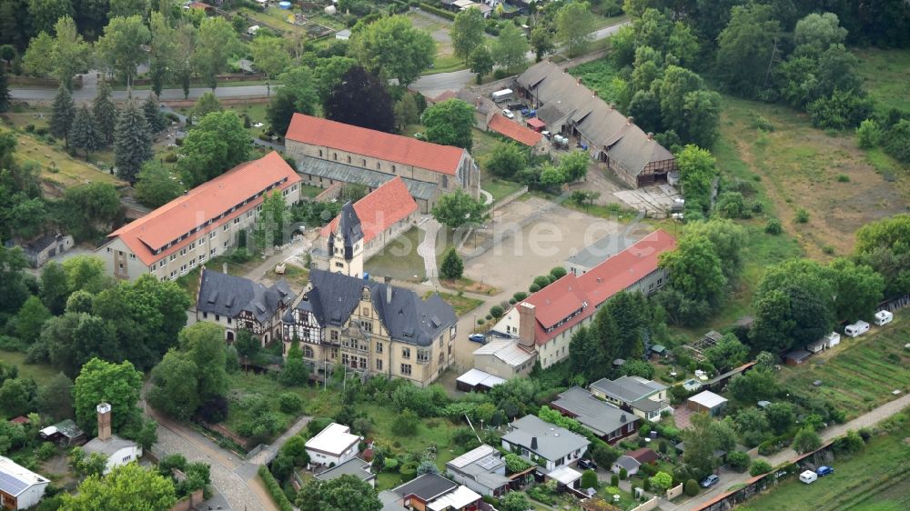 Luftbild Quedlinburg - Kirchengebäude der St. Wipertikirche in Quedlinburg im Bundesland Sachsen-Anhalt, Deutschland