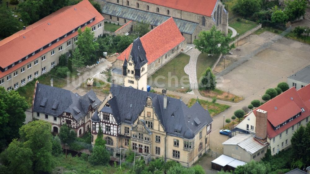 Luftaufnahme Quedlinburg - Kirchengebäude der St. Wipertikirche in Quedlinburg im Bundesland Sachsen-Anhalt, Deutschland