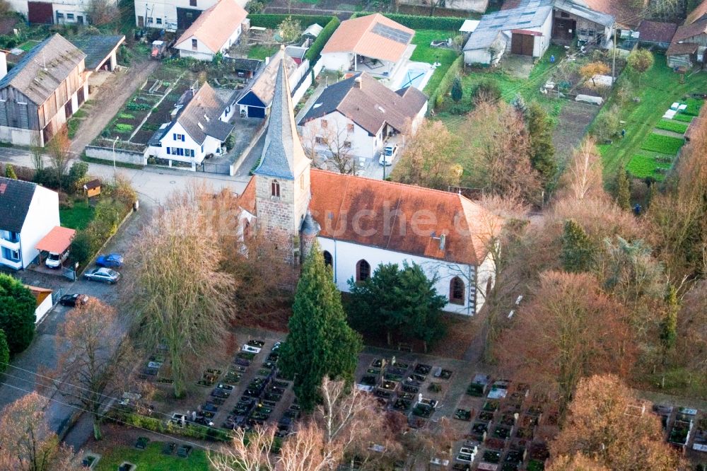 Freckenfeld aus der Vogelperspektive: Kirchengebäude der Wolfgangskirche in der Dorfmitte in Freckenfeld im Bundesland Rheinland-Pfalz