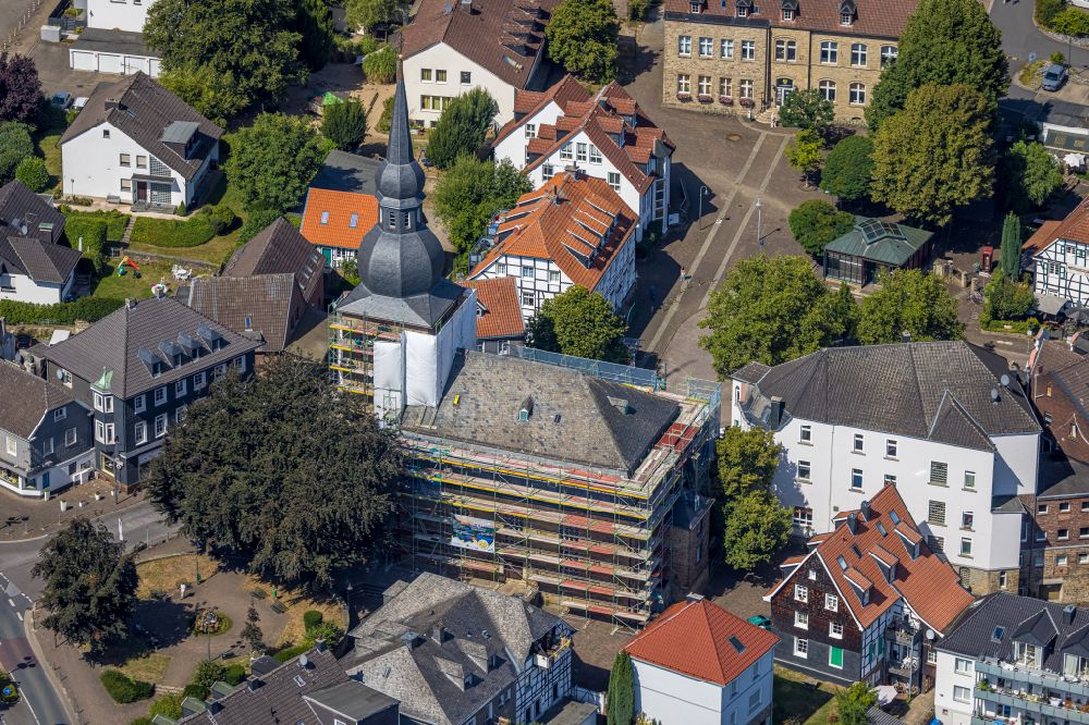 Sprockhövel aus der Vogelperspektive: Kirchengebäude der Zwiebelturmkirche in der Stadtmitte von Sprockhövel im Bundesland Nordrhein-Westfalen