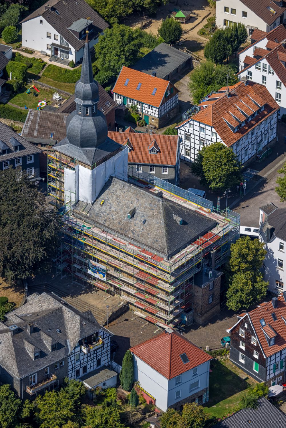 Luftaufnahme Sprockhövel - Kirchengebäude der Zwiebelturmkirche in der Stadtmitte von Sprockhövel im Bundesland Nordrhein-Westfalen
