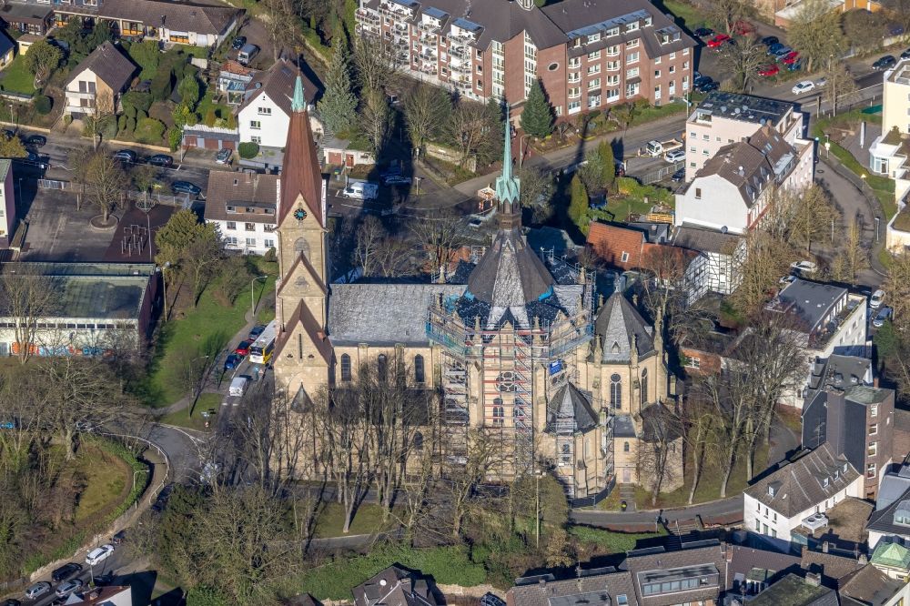 Luftaufnahme Essen - Kirchenturm am Kirchengebäude der St. Laurentius Kirche in Essen im Bundesland Nordrhein-Westfalen, Deutschland
