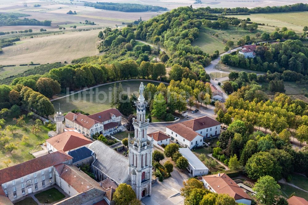 Saxon-Sion aus der Vogelperspektive: Kirchenturm am Kirchengebäude der Basilique Notre-Dame de Sion auf einem bewaldeten Hügel in Saxon-Sion in Grand Est, Frankreich