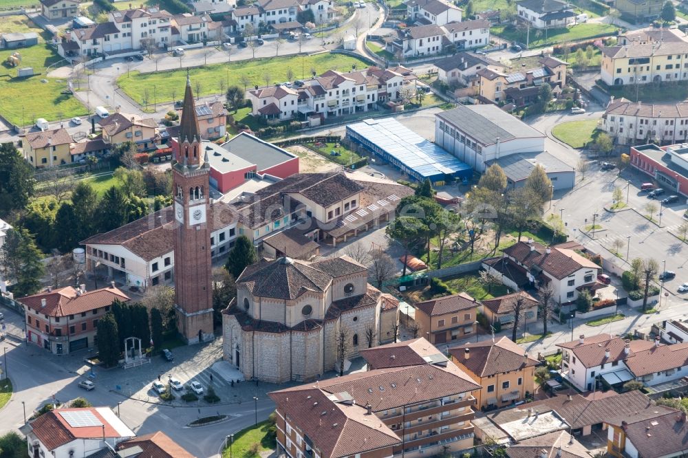 Fiume Veneto von oben - Kirchenturm am Kirchengebäude der Chiesa delle Sante Perpetua e Felicita in Fiume Veneto in Friuli-Venezia Giulia, Italien