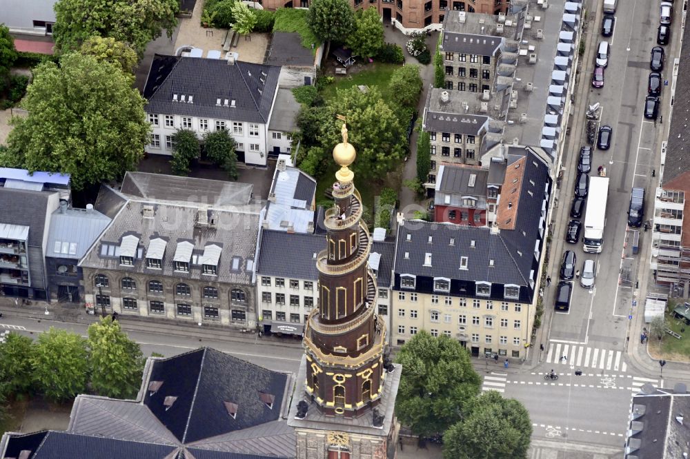 Kopenhagen von oben - Kirchenturm am Kirchengebäude der Vor Frelsers Kirke Sankt an der Annae Gade in Kopenhagen in Region Hovedstaden, Dänemark