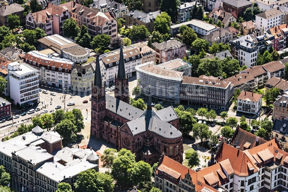 Luftbild Freiburg im Breisgau - Kirchenturm am Kirchengebäude der Johanneskirche in Freiburg im Breisgau im Bundesland Baden-Württemberg, Deutschland