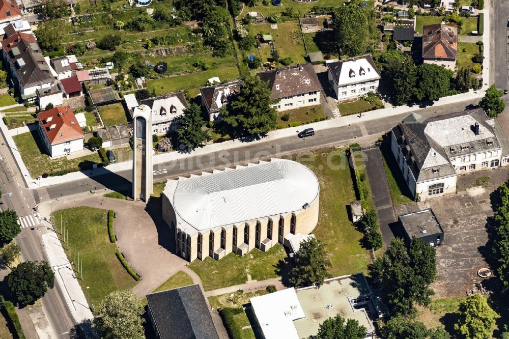 Luftaufnahme Karlsruhe - Kirchenturm am Kirchengebäude der St. Konrad im Ortsteil Nordweststadt in Karlsruhe im Bundesland Baden-Württemberg, Deutschland