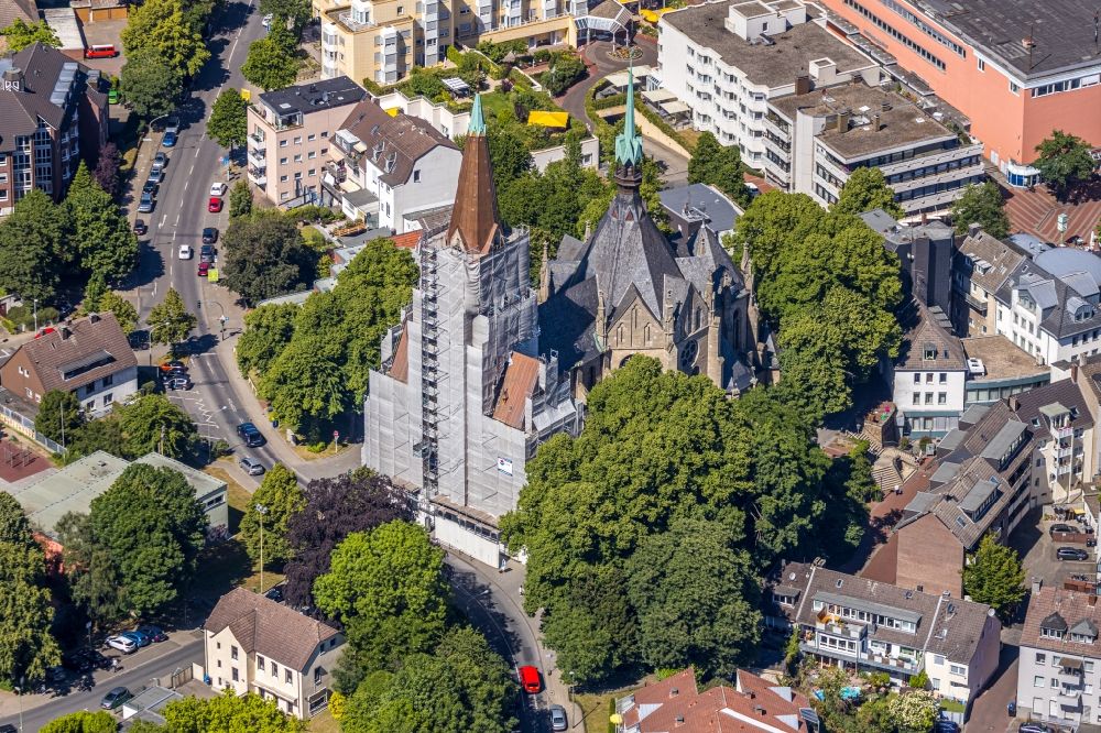 Luftbild Essen - Kirchenturm am Kirchengebäude der St. Laurentius Kirche in Essen im Bundesland Nordrhein-Westfalen, Deutschland