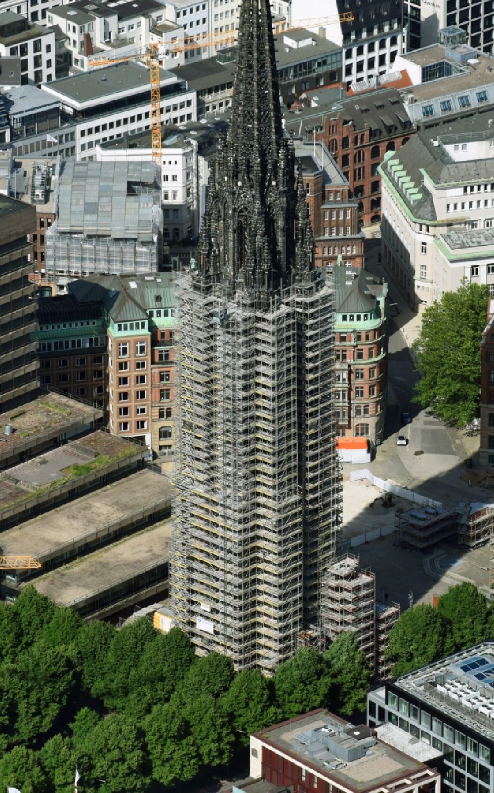 Luftaufnahme Hamburg - Kirchenturm am Kirchengebäude - Mahnmal St. Nikolai an der Willy-Brandt-Straße in Hamburg, Deutschland