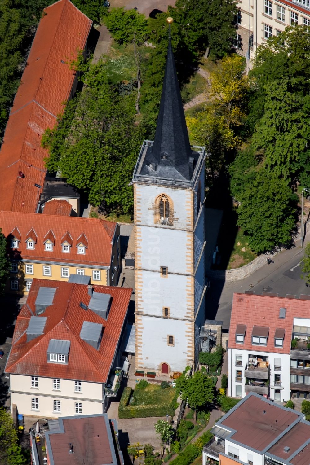 Luftaufnahme Erfurt - Kirchenturm am Kirchengebäude des Nikolaikirchturm an der Augustinerstraße in Erfurt im Bundesland Thüringen, Deutschland
