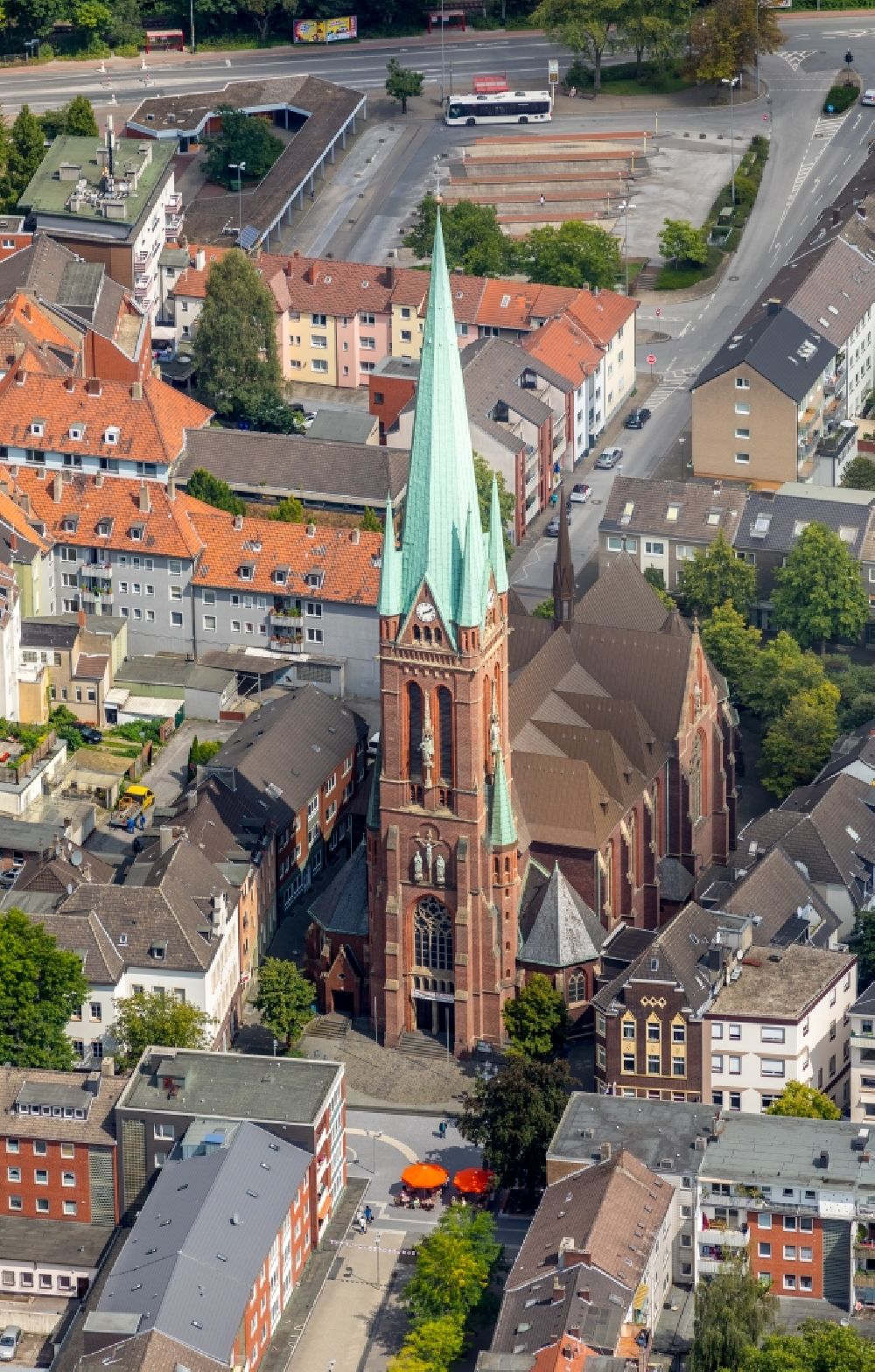 Gladbeck von oben - Kirchenturm am Kirchengebäude der Propsteikirche St.Lamberti in Gladbeck im Bundesland Nordrhein-Westfalen