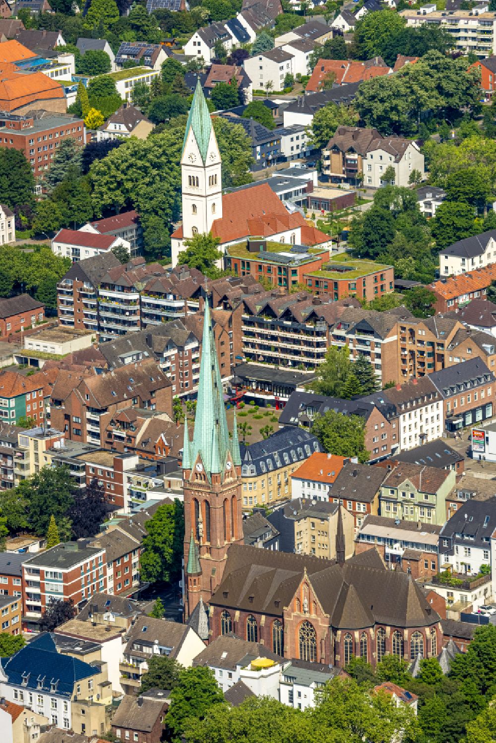 Luftaufnahme Gladbeck - Kirchenturm am Kirchengebäude der Propsteikirche St.Lamberti in Gladbeck im Bundesland Nordrhein-Westfalen