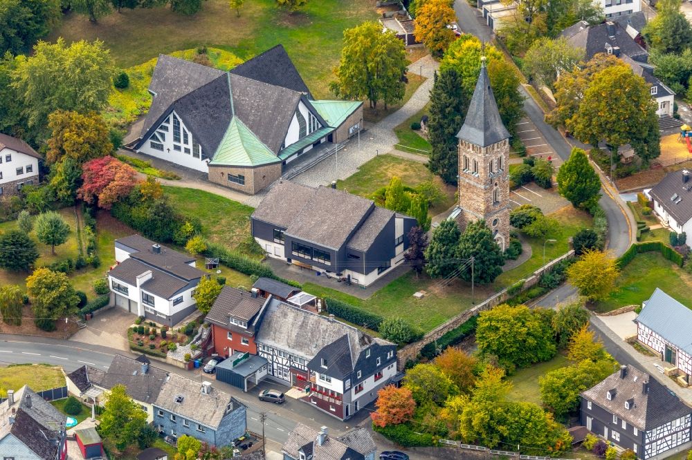 Wilnsdorf von oben - Kirchenturm am Kirchengebäude der Sankt Martin Kirche in Wilnsdorf im Bundesland Nordrhein-Westfalen, Deutschland
