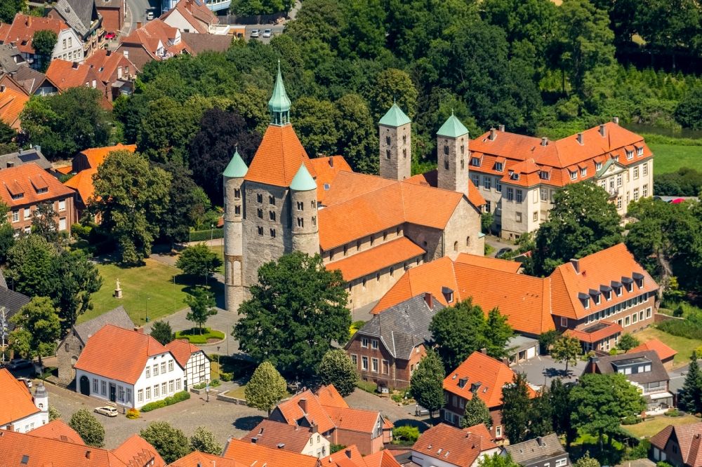 Luftbild Freckenhorst - Kirchenturm am Kirchengebäude - Schloß Freckenhorst im Bundesland Nordrhein-Westfalen, Deutschland