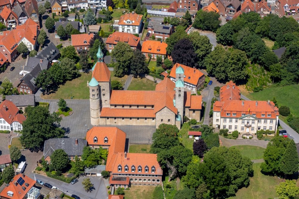 Luftaufnahme Freckenhorst - Kirchenturm am Kirchengebäude - Schloß Freckenhorst im Bundesland Nordrhein-Westfalen, Deutschland