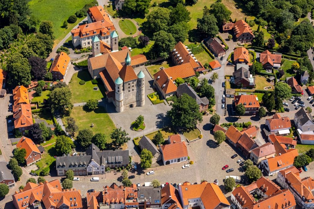 Luftbild Freckenhorst - Kirchenturm am Kirchengebäude - Schloß Freckenhorst im Bundesland Nordrhein-Westfalen, Deutschland
