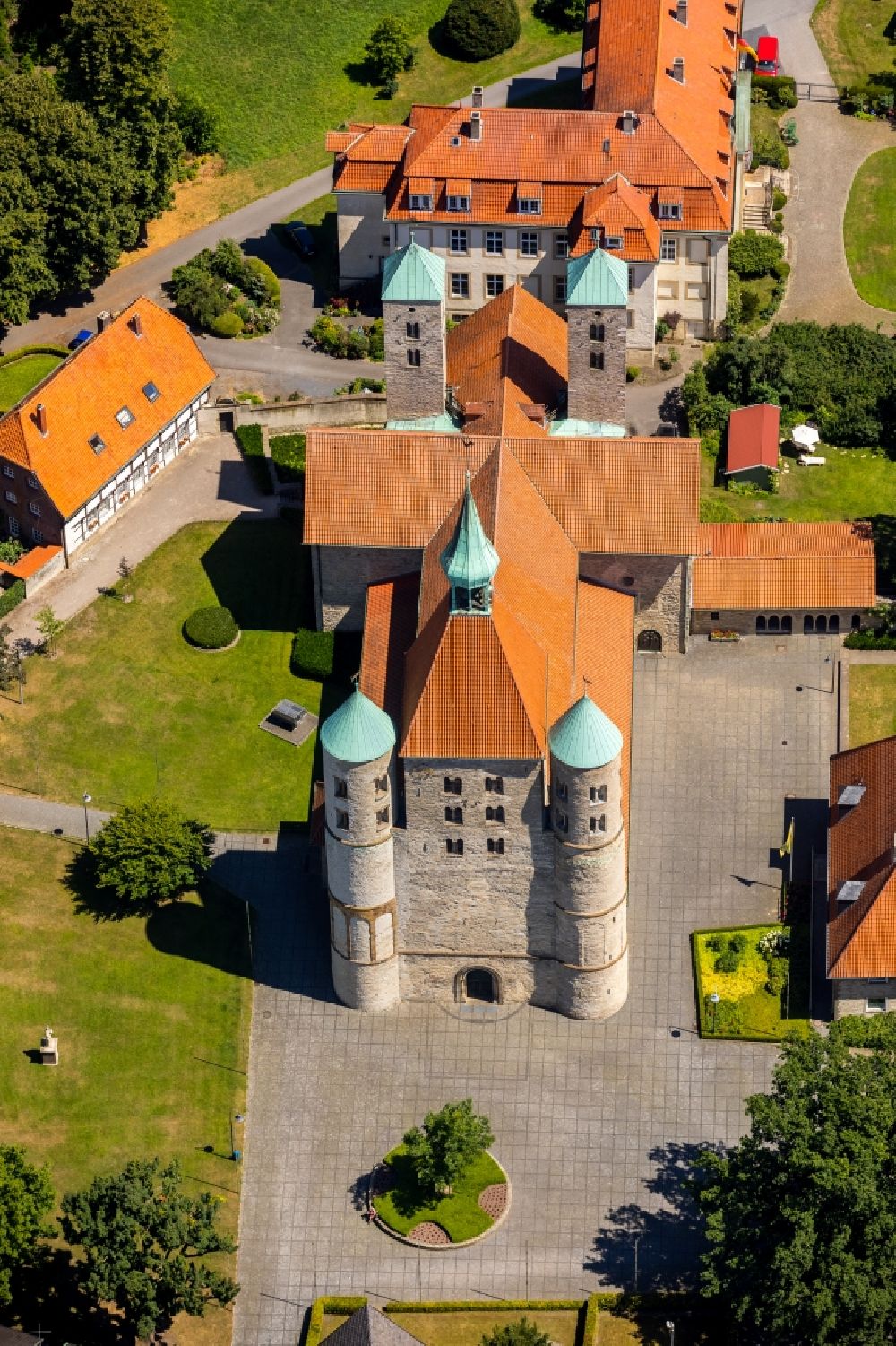 Luftaufnahme Freckenhorst - Kirchenturm am Kirchengebäude - Schloß Freckenhorst im Bundesland Nordrhein-Westfalen, Deutschland