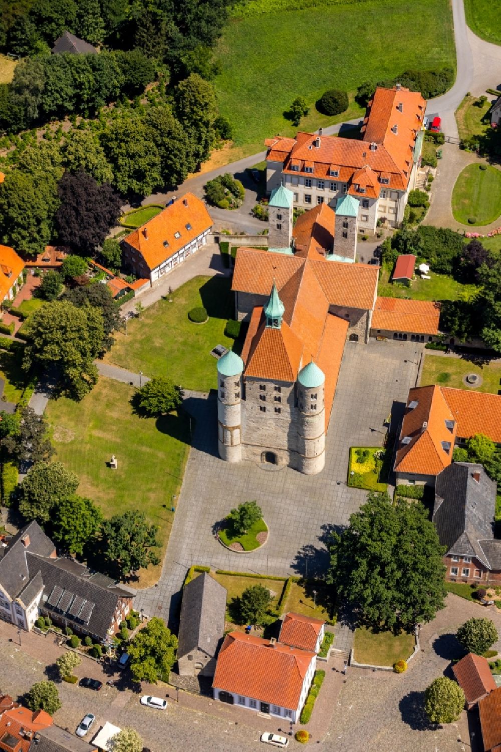 Freckenhorst von oben - Kirchenturm am Kirchengebäude - Schloß Freckenhorst im Bundesland Nordrhein-Westfalen, Deutschland