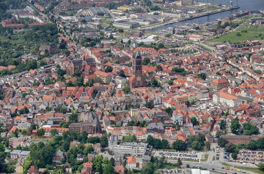 Luftaufnahme Wismar - Kirchenturm der Marienkirche im Zentrum der Altstadt von Wismar im Bundesland Mecklenburg-Vorpommern