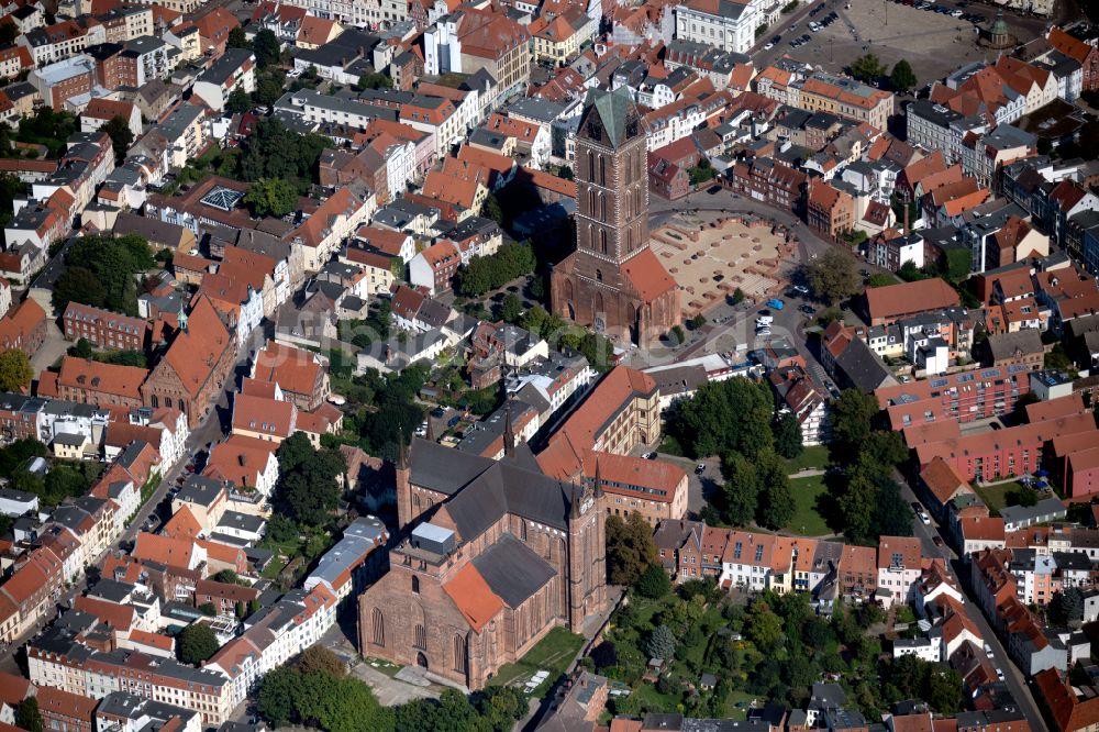 Luftbild Wismar - Kirchenturm der Marienkirche im Zentrum der Altstadt von Wismar im Bundesland Mecklenburg-Vorpommern