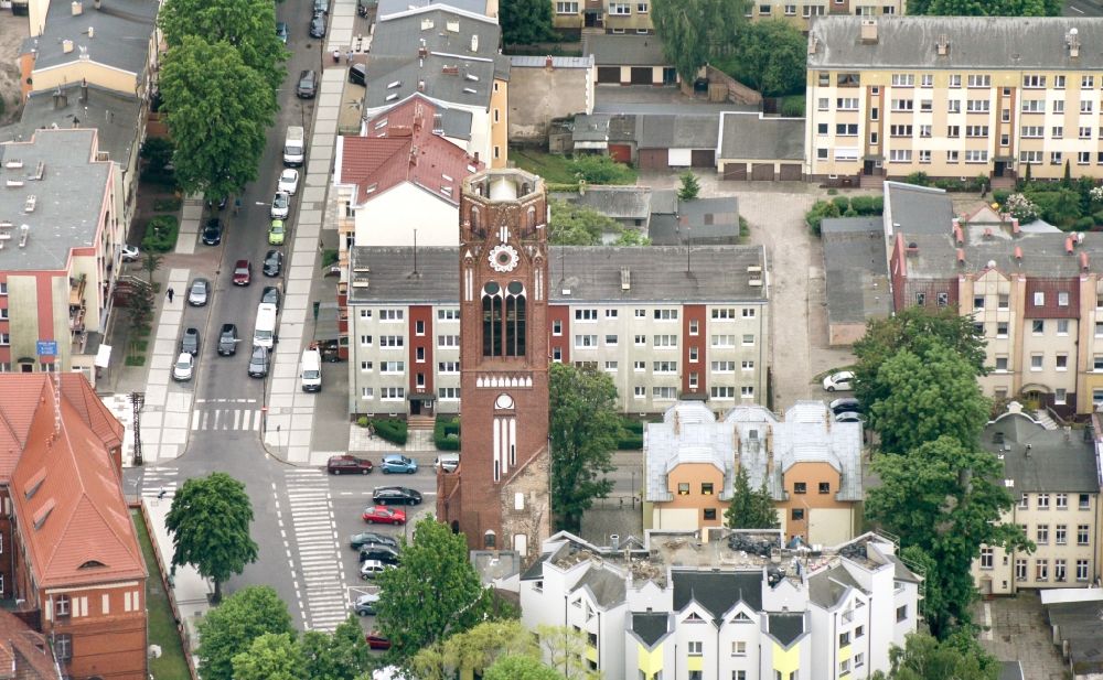 Luftbild Swinemünde - Kirchturm des Kirchengebäude der Martin-Luther-Kirche in Swinemünde Swinoujscie in Westpommern, Polen