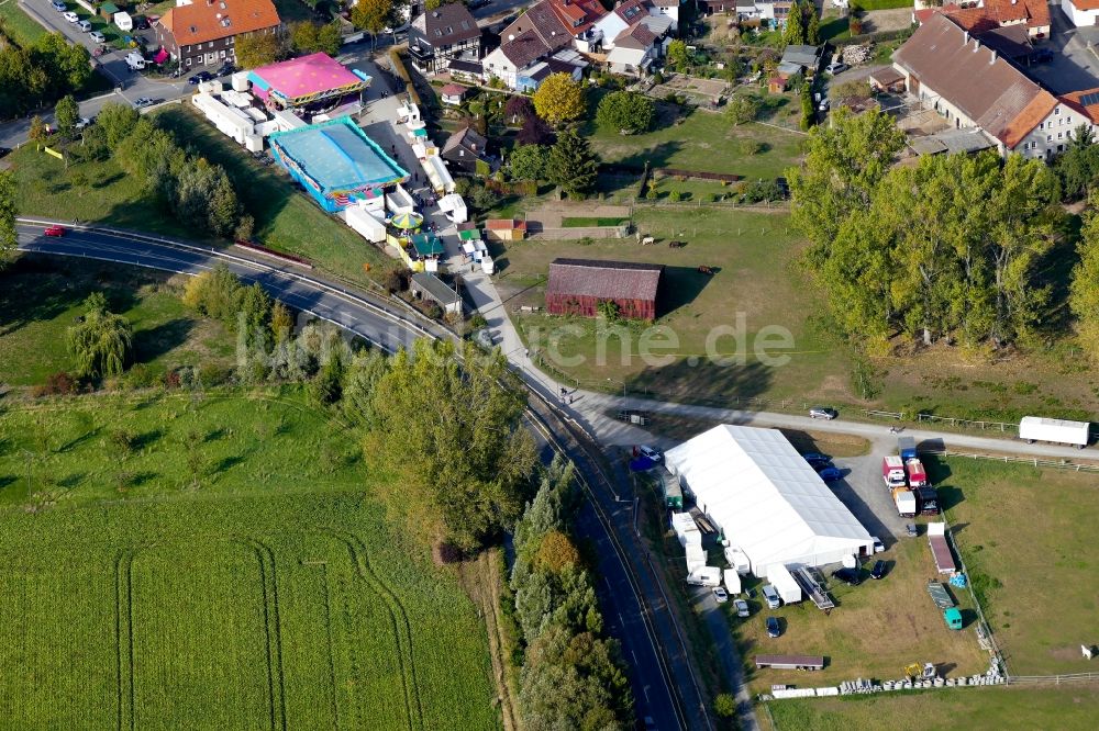 Luftaufnahme Bovenden - Kirmes - und Rummel- Veranstaltungsgelände beim Volksfest Erntedankfest in Bovenden im Bundesland Niedersachsen, Deutschland