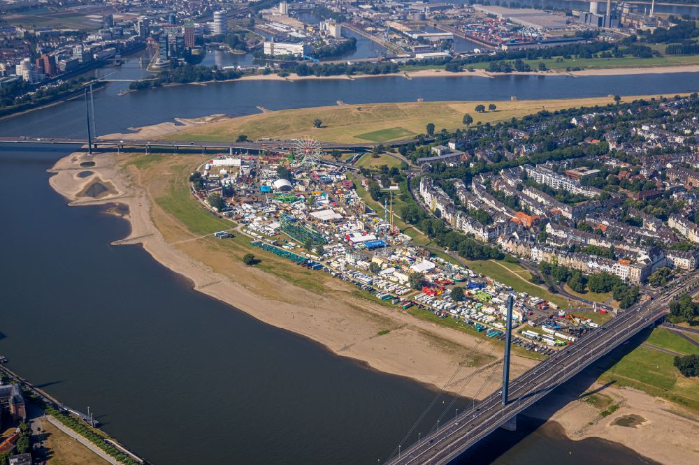 Luftaufnahme Düsseldorf - Kirmes - und Rummel- Veranstaltungsgelände beim Volksfest Festwiese Oberkassel auf den Rheinwiesen am Rhein - Ufer in Düsseldorf im Bundesland Nordrhein-Westfalen, Deutschland