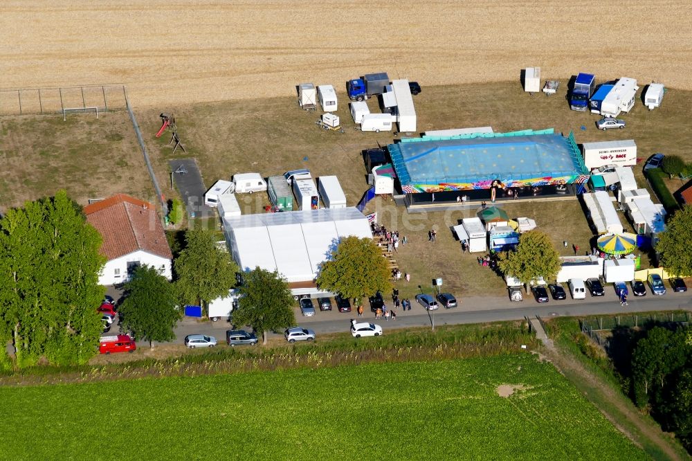 Rosdorf aus der Vogelperspektive: Kirmes - und Rummel- Veranstaltungsgelände beim Volksfest in Rosdorf im Bundesland Niedersachsen, Deutschland