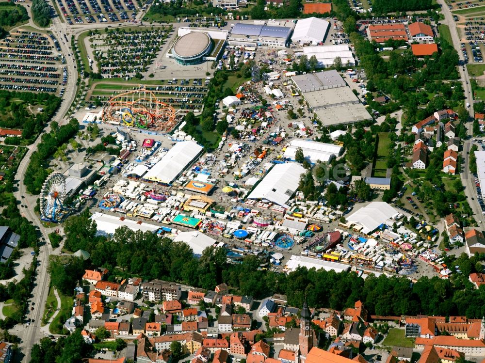 Straubing aus der Vogelperspektive: Kirmes - und Rummel- Veranstaltungsgelände beim Volksfest in Straubing im Bundesland Bayern, Deutschland