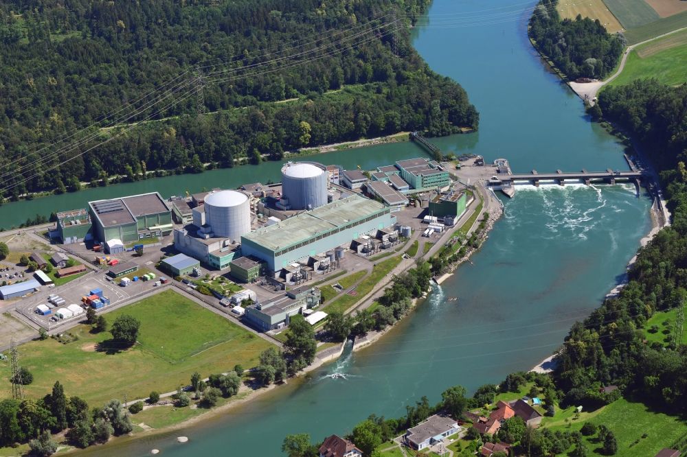 Beznau von oben - KKB Reaktorblöcke und Anlagen des AKW - KKW Kernkraftwerk in Beznau im Kanton Aargau, Schweiz